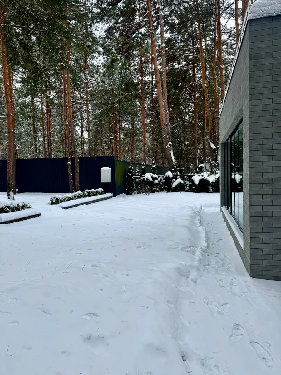 Продаж заміського будинку з басейном в лісі