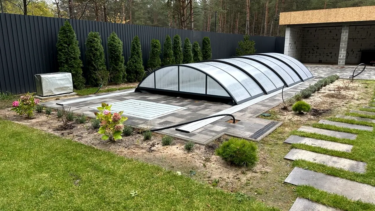 Продаж заміського будинку з басейном в лісі